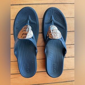 CROCS Sanrah Liquid Metallic Wedge Flip Sandal Women’s 9 W Black with Silver